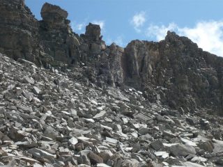 al centro il canalino di salita ed a dx la cima della torre