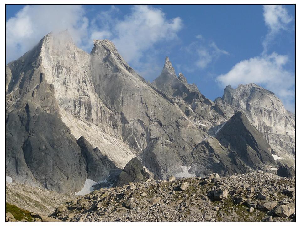 il gruppo delle Sciore: molto evidente lo spigolo NW della Pioda.