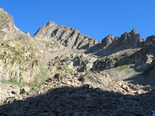 La Comba de Trecolpas, in fondo la Cima del Lombard, nel centro in ombra in canalino da salire a sinistra della grossa testa rocciosa