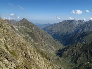 Dal colletto sul canale la valle Gesso e sulla sinistra il ripido pendio da salire