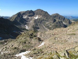 La Cima dell'Agnelliere e il vallone risalito con a sinistra la traccia di salita