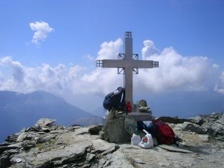la croce posta sulla cima