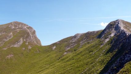 A sinistra il Monte Sagro a destra il Monte Spallone