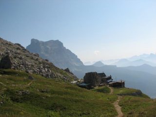 Rif. Coldai, sullo sfondo il Pelmo