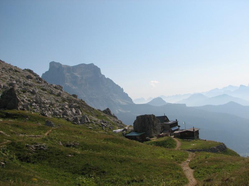 Rif. Coldai, sullo sfondo il Pelmo