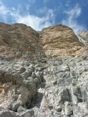 a dx. dello spigolo..