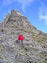 Walter ai piedi dell'ultimo tratto della cresta da superarsi in arrampicata