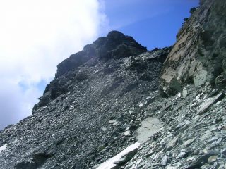 In discesa lungo lo sfasciato Sasso Moro