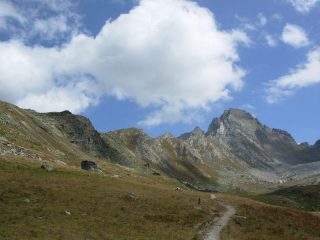 sul fondo la cima e da sx tutta la dorsale seguita