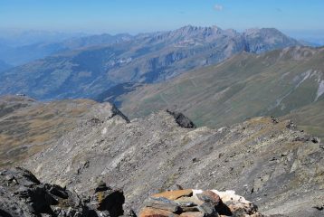 Dalla vetta del Valaisan il Col de la Traversette (in primo piano a sinistra, con l’arrivo della funivia) dal quale parte il sentiero di salita dal versante francese.