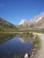 Le Pyramides riflesse nel lago Combal