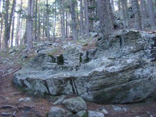 masso da cui sono state ricavate delle macine