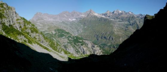 alle spalle il panorama