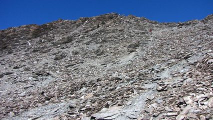 l'ultimo tratto di pietrame e facili roccette che porta in vetta alla Merciantaira 