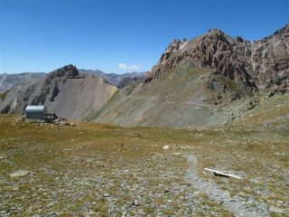 Il Bivacco Due Valli e in fondo il Bric e il Passo Peroni