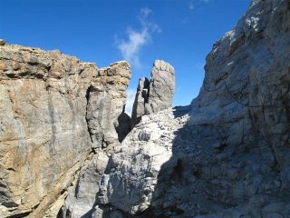 Sulle cenge, in mezzo ai pinnacoli rocciosi