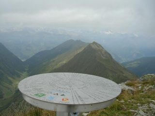 Rosa dei venti sulla cima