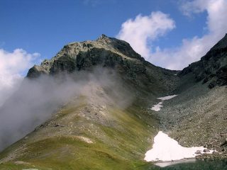 La valletta da percorrere a Est del lago Perrin. A sx la Gran Cima.