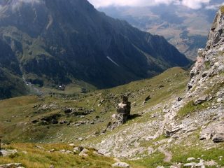 Il Vallone di Mascognaz, con il caratteristico monolite.