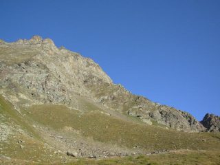 Tutta la cresta con la marcata sella da dove inizia l'itinerario