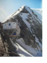 Il Michabeljochbiwak con dietro la cresta nord dell'Alphubel