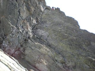 Discesa in corda doppia all'attacco della via.