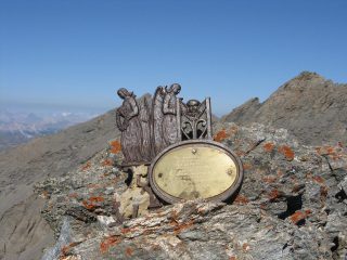 Una targa ricordo in vetta