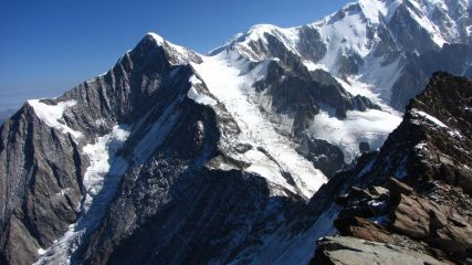 panorami dalla cima : Aiguille de Bionassay (a sinistra) e Dome du Gouter (a destra)