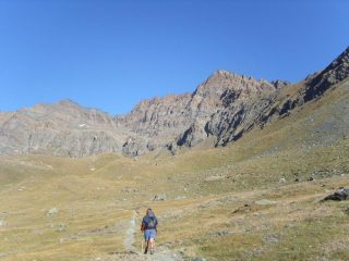 01 - La p.ta Rossa della Grivola (A destra) vista da poco oltre il rif.Vittorio Sella