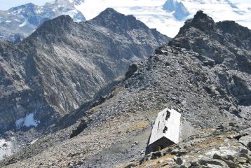 La cima Sud ed il ricovero Ten. Chabloz dalla cima 3020 m 
