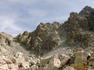 Il canalone che conduce in vetta e la cima