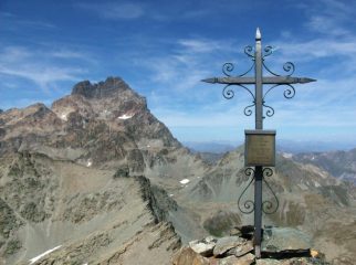 La croce di vetta con lo sfondo del Monviso