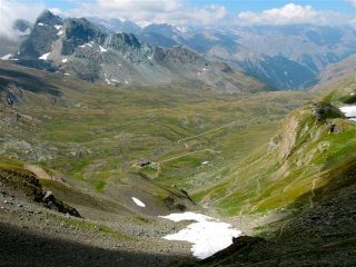percorso di salita alla finistra di Champocher con in basso il rif. sogno di berdze