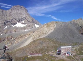 Il rifugio Gastaldi ai piedi della Bessanese