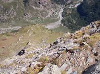 Uno sguardo al fondo valle dove si scorge il rifugio Città di Ciriè
