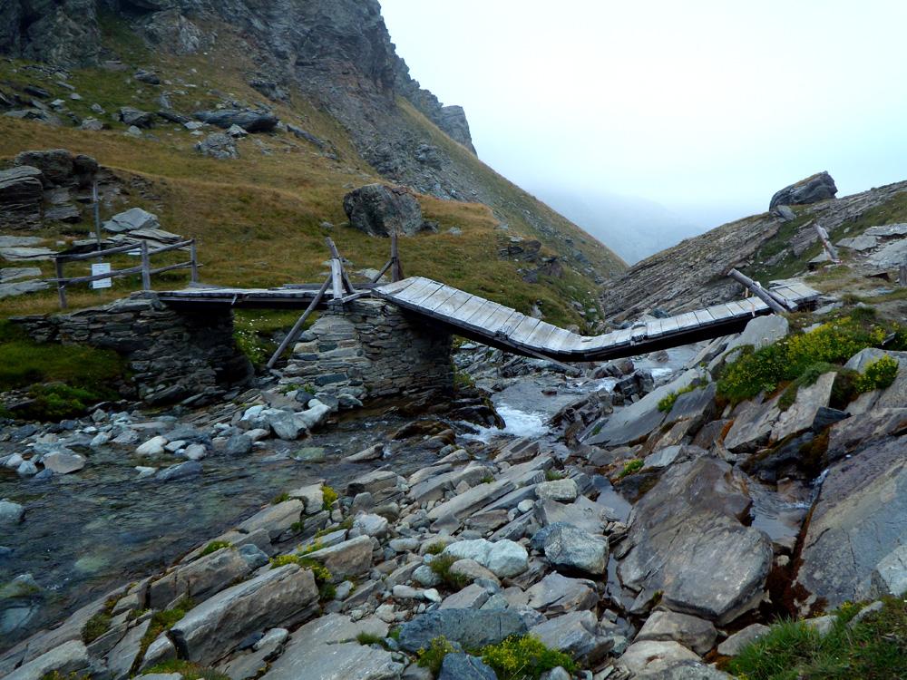 Il ponte sull'Ayasse semidistrutto. 
