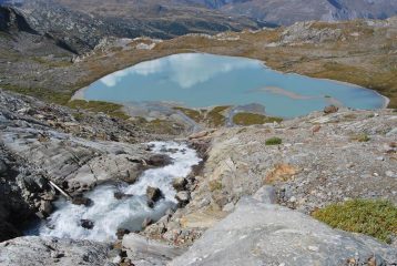 La cascata del Rutor nel lago sottostante, con visibile l’ingresso dell’emissario del Lago Inferiore