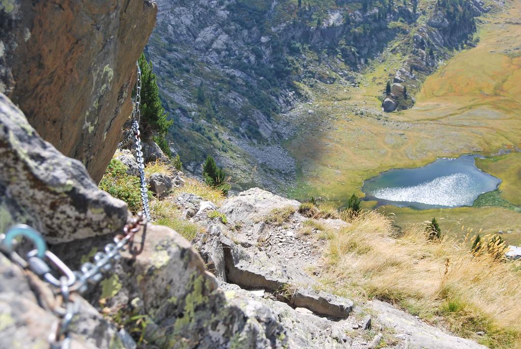 Vista del tratto attrezzato sul sentiero n. 15 e del sottostante Lac du Glacier.