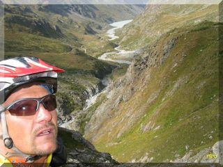 ...autoscatto in Val di Bagnes con sullo sfondo il Lago di Mauvoisin...