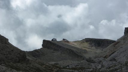 Dalla forcella Travenanzes il rifugio ormai lontano