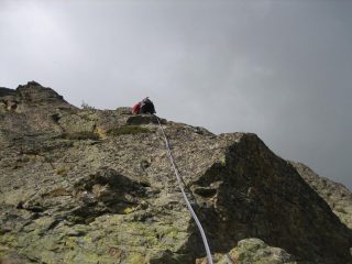 Sopra la sosta del 3° tiro.Sotto a sx  la protuberanza da non toccare.