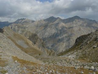 sul cammino del ritorno, raggi di sole e nubi si intrecciano