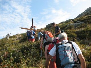 Portando su il materiale