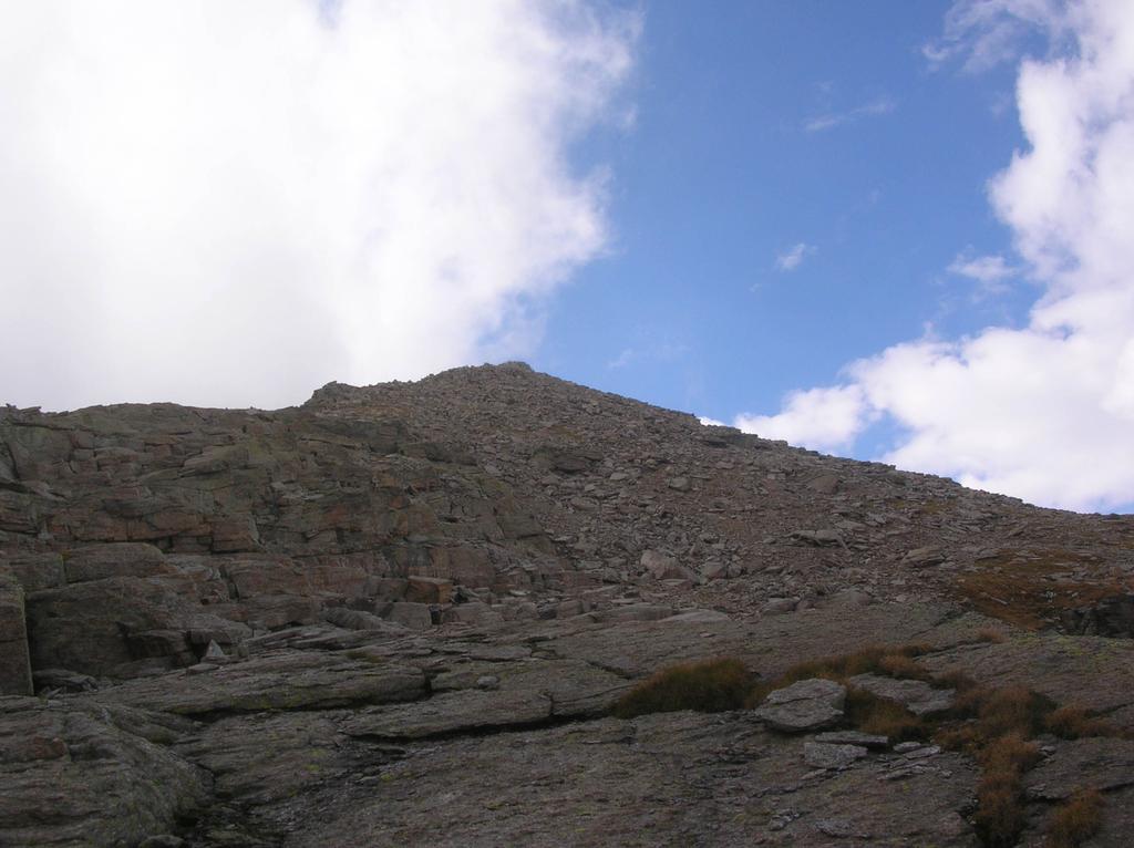 La sommità del Monte Unghiasse vista dall' imbocco del canale roccioso che scende dal Col Bessun.