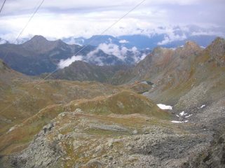 L'alto Vallone di Vercoche visto dal Col Santana: in lontananza, sulla destra, i laghi Molera e Piana, sullo sfondo, a sinistra, la Cima Piana.