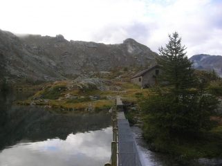 Il Rifugio dei Pescatori sulla sponda settentrionale del lago Vercoche.