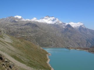 Lago Serru, dietro Punta Fourà e Gran Paradiso