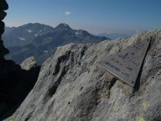 triangolino di vetta e sullo sfondo il monfandi'