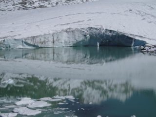 il ghiacciaio nel lago