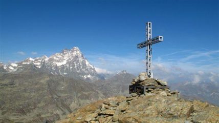 La Croce di vetta con sfondo il Re